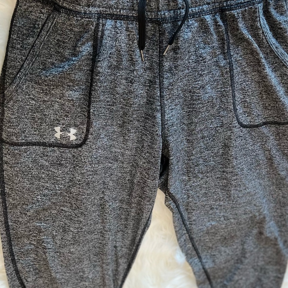 Women’s Under Armor capris joggers